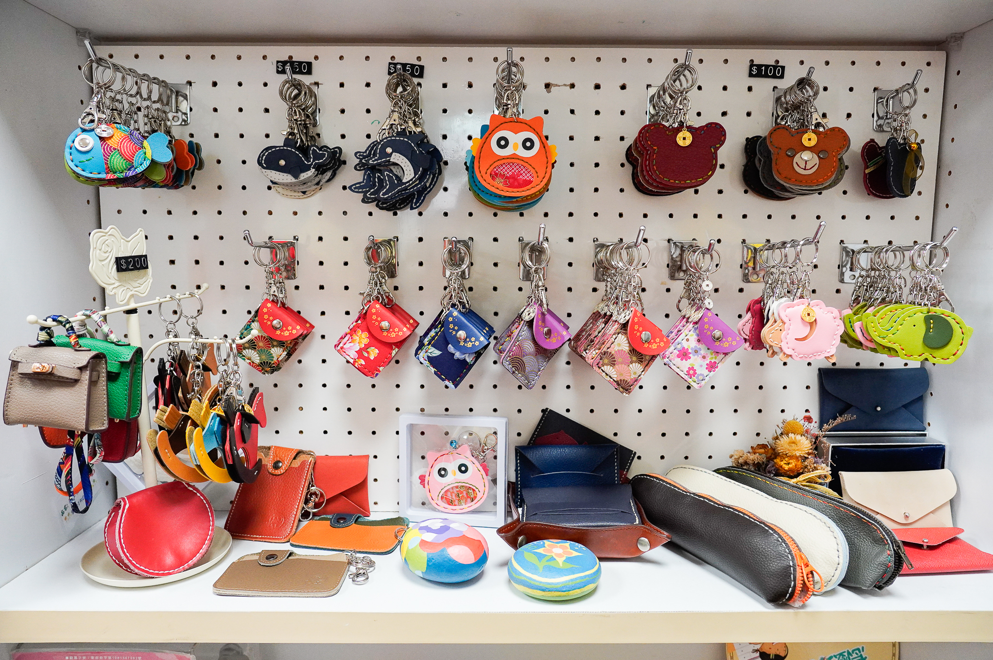 三重重新小作所的學員手作吊飾、小包包 都是學員一針一線所縫製 歡迎洽購鼓勵